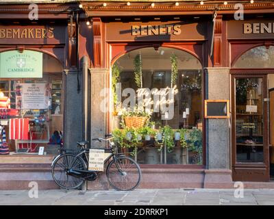 La façade du café Benets à Kings Parade Cambridge au Royaume-Uni avec un vélo garés et des panneaux publicitaires pour le restaurant. Banque D'Images