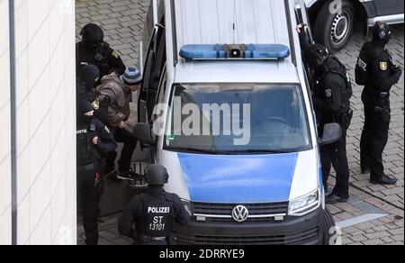 Magdebourg, Allemagne. 21 décembre 2020. L'accusé Stephan Balliet, accompagné de personnel judiciaire, entre dans un véhicule judiciaire après le procès. Plus tôt, le verdict avait été annoncé. L'assassin avait tenté de provoquer le carnage dans la synagogue de Halle le 09 octobre 2019 lors de la plus haute fête juive Yom Kippour. Credit: Hendrik Schmidt/dpa-Zentralbild-POOL/dpa/Alay Live News Banque D'Images