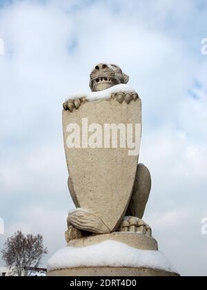 Une photo verticale d'une sculpture en pierre d'un lion Tenue d'un bouclier dans la forteresse du bastion des pêcheurs Banque D'Images