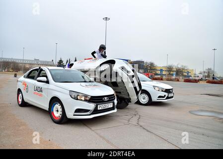 ST.PETERSBURG, RUSSIE - 07 AVRIL 2017 : trois voitures faisant le coup pendant le spectacle, Lada-Truck Rodeo Thing à Saint-Pétersbourg Banque D'Images