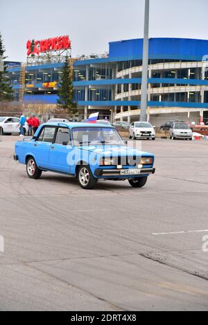 ST.PETERSBURG, RUSSIE - 07 AVRIL 2017 : VAZ 2105 se déplace sur le fond du magasin Carousel Banque D'Images