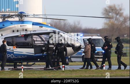 Magdebourg, Allemagne. 21 décembre 2020. Le défendeur Stephan Balliet (3e à partir de la droite) est conduit à un hélicoptère après la déclaration du verdict dans le procès sur l'attaque terroriste à Halle à l'aérodrome de Magdeburg. L'attaquant avait tenté de causer un carnage dans une synagogue le 09 octobre 2019. Credit: Sebastian Willnow/dpa-Zentralbild-POOL/dpa/Alay Live News Banque D'Images