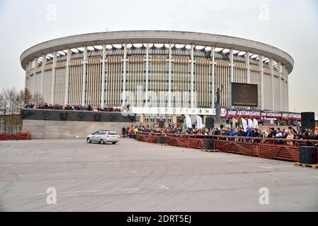 ST.PETERSBURG, RUSSIE - 07 AVRIL 2017 : le public au CCM pendant le spectacle Lada-Truck Rodeo Thing à Saint-Pétersbourg Banque D'Images