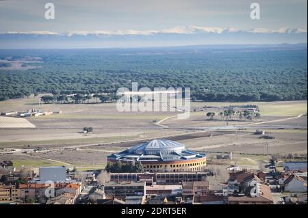 ISCAR, ANDORRE - 26 janvier 2019 : Vista elevada de la plaza de toros de Iscar con extensos pinares de fondo hasta las montagnas Banque D'Images