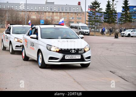 ST.PETERSBURG, RUSSIE - 07 AVRIL 2017 : deux voitures vont dans le spectacle Lada-Truck Rodeo Thing à Saint-Pétersbourg Banque D'Images