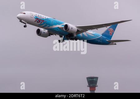 Aéroport de Londres Heathrow, Londres, Royaume-Uni. 21 décembre 2020. Un certain nombre de pays ont interdit les vols en provenance du Royaume-Uni en raison de la nouvelle variante COVID 19. La dernière alerte de niveau 4 au Royaume-Uni affecte également la capacité des personnes à voyager. Malgré cela, un certain nombre de départs se poursuivent depuis Londres Heathrow, en déroute par temps très couvert. Vol Chine Sud CZ8108 à destination de Shanghai, Chine Banque D'Images