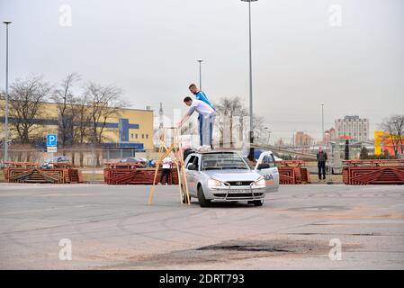 ST.PETERSBURG, RUSSIE - 07 AVRIL 2017 : préparation de la cascade pendant le spectacle, Lada-Truck Rodeo Thing à Saint-Pétersbourg Banque D'Images