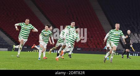 Hampden Park, Glasgow, Écosse, Royaume-Uni. 20 décembre 2020. Finale de la coupe écossaise William Hill 2019-20. Pic montre des joueurs celtiques dirigés par le buteur Leigh Griffiths (R) Celebrate Kristoffer Aguer gagnant pénalité crédit: eric mccowat/Alay Live News Banque D'Images