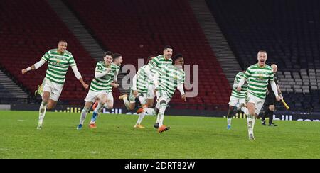 Hampden Park, Glasgow, Écosse, Royaume-Uni. 20 décembre 2020. Finale de la coupe écossaise William Hill 2019-20. Pic montre des joueurs celtiques dirigés par le buteur Leigh Griffiths (R) Celebrate Kristoffer Aguer gagnant pénalité crédit: eric mccowat/Alay Live News Banque D'Images