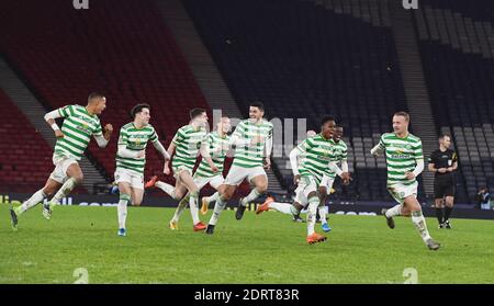 Hampden Park, Glasgow, Écosse, Royaume-Uni. 20 décembre 2020. Finale de la coupe écossaise William Hill 2019-20. Pic montre des joueurs celtiques dirigés par le buteur Leigh Griffiths (R) Celebrate Kristoffer Aguer gagnant pénalité crédit: eric mccowat/Alay Live News Banque D'Images