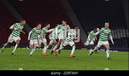 Hampden Park, Glasgow, Écosse, Royaume-Uni. 20 décembre 2020. Finale de la coupe écossaise William Hill 2019-20. Pic montre des joueurs celtiques dirigés par le buteur Leigh Griffiths (R) Celebrate Kristoffer Aguer gagnant pénalité crédit: eric mccowat/Alay Live News Banque D'Images