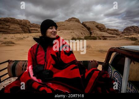 Turist dans le désert de Wadi Rum, Jordanie, février 2020, quelques semaines avant le confinement global dû à la pandémie Banque D'Images