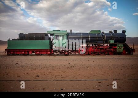 Train de Hejaz. Une locomotive rénovée d'une époque révolue au milieu du désert jordanien, Wadi Rum. Banque D'Images