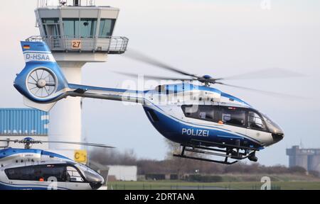 Magdebourg, Allemagne. 21 décembre 2020. Un hélicoptère de police avec le condamné Stephan Balliet à bord prend son décollage après l'annonce du verdict à l'aéroport de Magdeburg. L'assassin avait tenté de provoquer un carnage dans une synagogue le 09 octobre 2019. Credit: Sebastian Willnow/dpa-Zentralbild/dpa/Alay Live News Banque D'Images