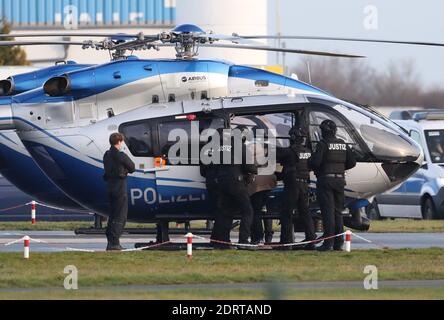 Magdebourg, Allemagne. 21 décembre 2020. Le défendeur Stephan Balliet (M) est conduit à un hélicoptère après la déclaration du verdict dans le procès sur l'attaque terroriste de Halle à l'aérodrome de Magdeburg. L'attaquant avait tenté de provoquer un carnage dans une synagogue le 09 octobre 2019. Credit: Sebastian Willnow/dpa-Zentralbild/dpa/Alay Live News Banque D'Images