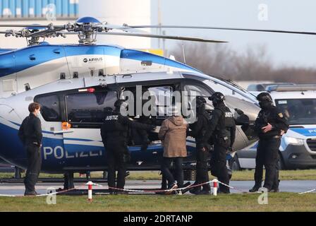 Magdebourg, Allemagne. 21 décembre 2020. Le défendeur Stephan Balliet (M) est conduit à un hélicoptère après la déclaration du verdict dans le procès sur l'attaque terroriste de Halle à l'aérodrome de Magdeburg. L'attaquant avait tenté de provoquer un carnage dans une synagogue le 09 octobre 2019. Credit: Sebastian Willnow/dpa-Zentralbild/dpa/Alay Live News Banque D'Images