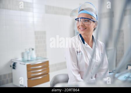 Jeune dentiste heureux travaillant dans un bureau moderne Banque D'Images