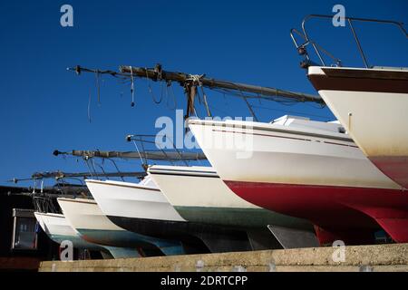 Les yachts de Dell Quay sont amarrés à sec avec l'arc des yachts dans une rangée. Banque D'Images