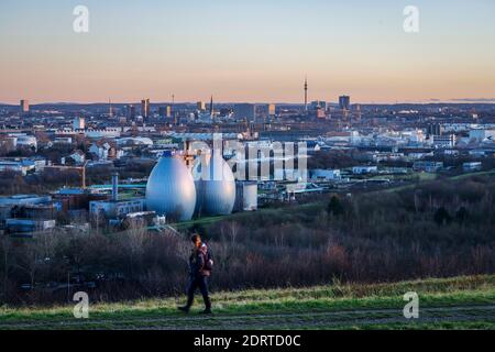 Dortmund, région de la Ruhr, Rhénanie-du-Nord-Westphalie, Allemagne - panorama de la ville Dortmund, marcheurs sur le Deusenberg en face de l'horizon du centre-ville de Dortmund, Banque D'Images