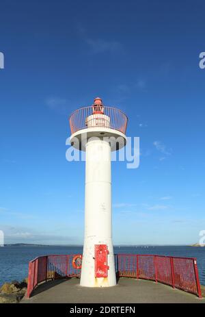 tour au Ned de la jetée est à Howth, Irlande, au-delà du phare principal Banque D'Images