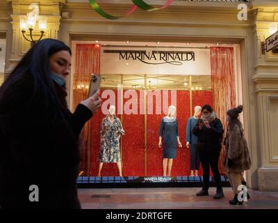 Les acheteurs ont vu se tenir devant la vitrine de la boutique Marina Pinaldi.en décembre, le grand magasin principal du pays, GUM, a célébré son 127e anniversaire. C'est un endroit incontournable pour les résidents et les visiteurs de Moscou. Traditionnellement, au nouvel an, LA GOMME est transformée en un pays fabuleux, et devant sa façade, sur la place Rouge, une patinoire est ouverte tout l'hiver. Banque D'Images