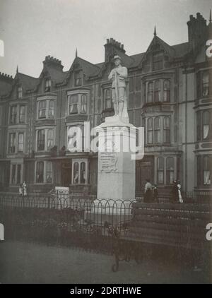 Photographie antique c1904, statue commémorative de la guerre aux « hommes Rhyl qui sont tombés dans la guerre d’Afrique du Sud tout en servant leur pays ». À l'emplacement d'origine de la statue, érigée en 1904, sur West Parade près de John Street à Rhyl, Angleterre. SOURCE : PHOTO ORIGINALE Banque D'Images