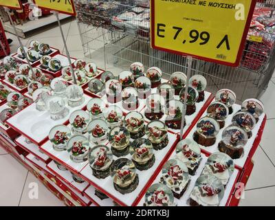 Thessalonique, Grèce - octobre 27 2020 : boules de neige de Noël sur étagère. Décorations de fête représentant le Père Noël et autres personnages en vente sur la vitrine à l'intérieur de la galerie de magasins, avec prix en euros. Banque D'Images