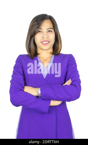 Portrait isolé d'une femme asiatique aux cheveux courts et à la peau bronzée portant un costume violet et souriant sur un fond blanc avec un chemin d'écrêtage. Banque D'Images