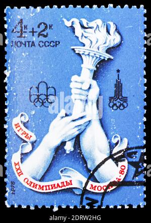 MOSCOU, RUSSIE - 10 FÉVRIER 2019: Un timbre imprimé en Union soviétique montre 'Montreal passant la torche à Moscou', Jeux Olympiques d'été 1980 (I) série, vers 19 Banque D'Images