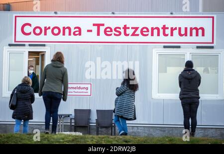 Schwerin, Allemagne. 21 décembre 2020. Les gens attendent devant le centre de test Corona de la clinique Helios. Un nouveau centre de test est en activité directement à la clinique Helios depuis quelques jours. Credit: Jens Büttner/dpa-Zentralbild/dpa/Alay Live News Banque D'Images