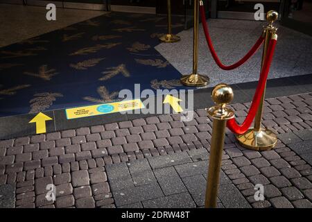 Corona Lockdown, 17 décembre. 2020. Rappel de garder votre distance au sol devant l'entrée du grand magasin Kaufhof sur Schildergasse, C Banque D'Images