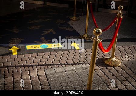 Corona Lockdown, 17 décembre. 2020. Rappel de garder votre distance au sol devant l'entrée du grand magasin Kaufhof sur Schildergasse, C Banque D'Images