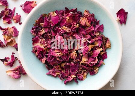 Pétales de rose séchés dans un bol Banque D'Images