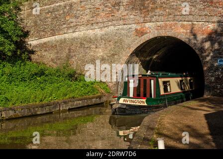 Bateau à Narrowboat quittant le tunnel Blisworth sur le canal de Grand Union, Stke Bruerne, Northamptonshire, Royaume-Uni Banque D'Images