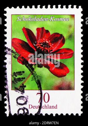 MOSCOU, RUSSIE - 10 FÉVRIER 2019 : un timbre imprimé en Allemagne, République fédérale, montre Cosmos atrosanineus - Cosmos au chocolat, série de fleurs, vers Banque D'Images