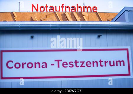 Schwerin, Allemagne. 21 décembre 2020. Des panneaux sont collés au centre d'essai de Corona à la clinique Helios juste à côté de l'entrée de la salle d'urgence. Un nouveau centre de test est en activité directement à la clinique Helios depuis quelques jours. Credit: Jens Büttner/dpa-Zentralbild/dpa/Alay Live News Banque D'Images