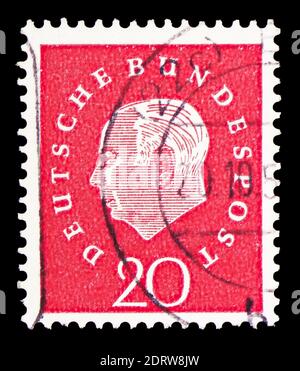 MOSCOU, RUSSIE - 10 FÉVRIER 2019 : un timbre imprimé en Allemagne, République fédérale, montre le professeur Theodor Heuss (1884-1963), 1er président allemand Banque D'Images