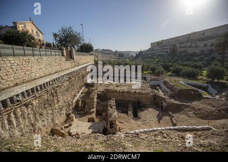 Jérusalem, Israël. 21 décembre 2020. Une vue des vestiges d'une église précédemment inconnue qui a été fondée à la fin de la période byzantine (sixième siècle), Et un bain rituel vieux de 2000 ans découvert sur le site qui date du moment de la présence de Jésus à Jérusalem, à l'église du jardin de Gethsemane à Jérusalem, le lundi 2020 décembre. Selon l'Autorité des Antiquités d'Israël IAA, son une des premières preuves archéologiques de son genre d'activité de la période du deuxième Temple à Gethsemane. Photo de piscine par Atef Safadi/UPI crédit: UPI/Alay Live News Banque D'Images