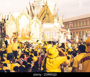2020 novembre 01 Bangkok Thaïlande portant des chemises jaunes rallye dedans soutien de la monarchie Banque D'Images