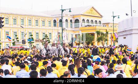 2020 novembre 01 Bangkok Thaïlande portant des chemises jaunes rallye dedans soutien de la monarchie Banque D'Images