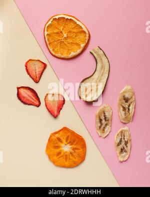 Croustilles de fruits séchées sur fond de couleur. Le concept d'en-cas sain sans sucre, dessert pour les végétariens. Banque D'Images