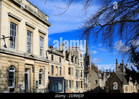 Vue sur les maisons en pierre géorgienne à la porte St Peters, ville de Stamford, Lincolnshire, Angleterre, Royaume-Uni Banque D'Images