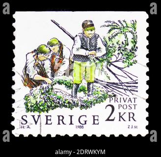 MOSCOU, RUSSIE - 10 FÉVRIER 2019 : un timbre imprimé en Suède montre des guirlandes pour enfants, des timbres de remise - série du Festival du milieu d'été, vers 1988 Banque D'Images