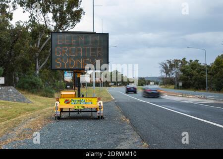 Canberra. 21 décembre 2020. La photo prise le 21 décembre 2020 montre un panneau indiquant aux passagers s'ils se trouvent à Sydney ou dans d'autres zones touchées, près de la frontière entre la Nouvelle-Galles du Sud et le territoire de la capitale australienne en Australie. Tous les États et territoires sont désormais soumis à des restrictions frontalières pour les voyageurs en provenance de Sydney, ce qui perturbe les plans de voyage jusqu'à Noël le 25 décembre. La grappe COVID-19 qui a commencé dans les plages du nord de Sydney a atteint 83 cas lundi après que New South Wales (NSW) Health a signalé 15 nouvelles infections. Credit: Chu Chen/Xinhua/Alay Live News Banque D'Images