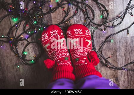 Des lumières de Noël emmêlées aux pieds sur le sol Banque D'Images