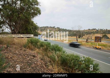 Canberra. 21 décembre 2020. La photo prise le 21 décembre 2020 montre un panneau indiquant les informations COVID-19 près de la frontière entre la Nouvelle-Galles du Sud et le territoire de la capitale australienne en Australie. Tous les États et territoires sont désormais soumis à des restrictions frontalières pour les voyageurs en provenance de Sydney, ce qui perturbe les plans de voyage jusqu'à Noël le 25 décembre. La grappe COVID-19 qui a commencé dans les plages du nord de Sydney a atteint 83 cas lundi après que New South Wales (NSW) Health a signalé 15 nouvelles infections. Credit: Chu Chen/Xinhua/Alay Live News Banque D'Images