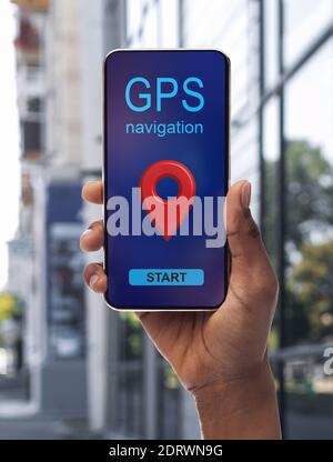 Application de navigation GPS ouverte sur le smartphone en main femelle noire Banque D'Images