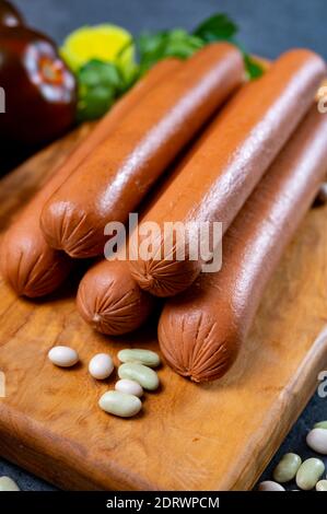 saucisses végétaliennes à base de graines de soja végétariennes imitation de viande prête à cuire Banque D'Images