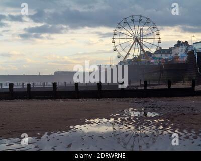 Vue d'hiver sur la plage à Bridlington une station balnéaire populaire dans l'East Riding de Yorkshire Angleterre au Royaume-Uni avec grande roue au loin. Banque D'Images