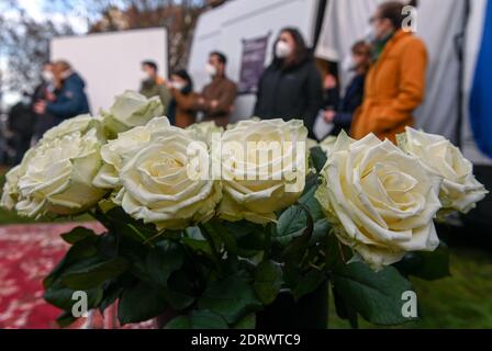 Magdebourg, Allemagne. 21 décembre 2020. Les co-plaignants et leurs avocats se tiennent derrière des roses blanches devant le tribunal de district. Auparavant, ils avaient suivi le verdict du procès de Halle. L'assassin avait tenté de provoquer un bain de sang dans la synagogue de Halle le 9 octobre 2019, le jour de la plus haute fête juive Yom Kippour. Credit: Hendrik Schmidt/dpa-Zentralbild/dpa/Alay Live News Banque D'Images